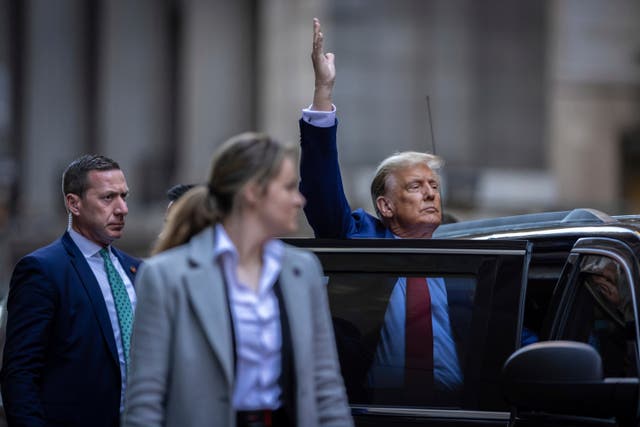 <p>Były prezydent Donald Trump opuszcza Trump Building na Dolnym Manhattanie</s>